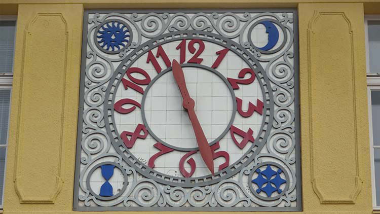 Das Foto zeigt die Uhr in der Fassade der Bürgerwache am Siegfriedplatz in Bielefeld Das Foto zeigt die Uhr in der Fassade der Bürgerwache am Siegfriedplatz in Bielefeld