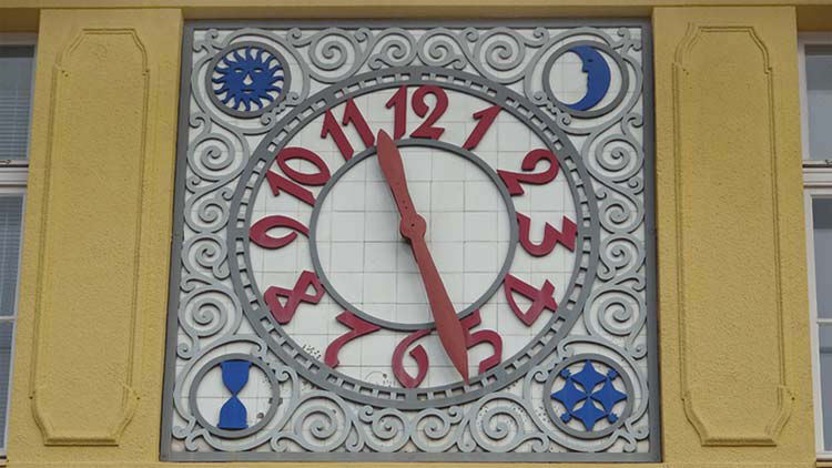 Das Foto zeigt die Uhr in der Fassade der Bürgerwache am Siegfriedplatz in Bielefeld