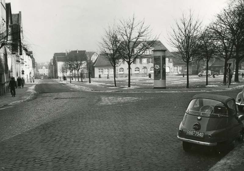 Das Foto zeigt den Siegfriedplatz im Jahr 1956 (Foto: Hans Nissen/Stadtarchiv Bielefeld)