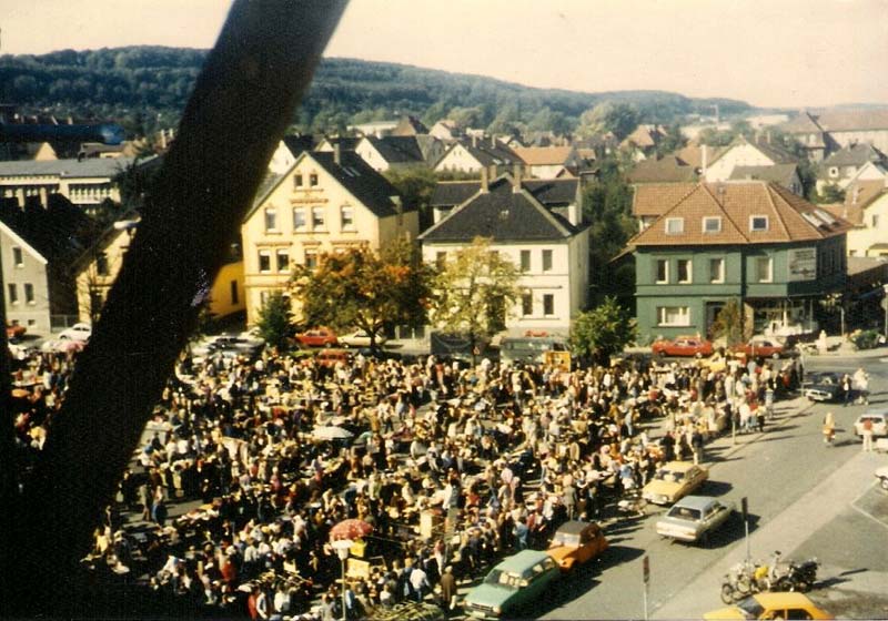 Das Foto zeigt den Flohmarkt auf dem Siegfriedplatz in früheren Jahren