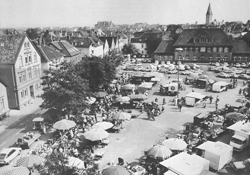 Das Foto zeigt den Wochenmarkt auf dem Siegfriedplatz in früheren Jahren